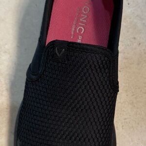 Vionic Pro Women’s Black Slip-On Shoes size 7 comfy and sharp looking in black